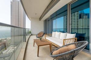 En balkon eller terrasse på GuestReady - Lux home with sea view balcony