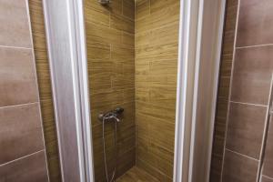 y baño con ducha y puerta de cristal. en AMMOTTI Hotel and Apartments, en Ohrid