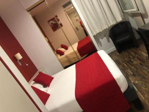 En eller flere senge i et værelse på Cit'Hotel Europeen