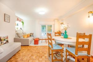 リスボンにあるGuestReady - A Cosy Retreat in Lumiarのテーブルとソファのあるリビングルーム