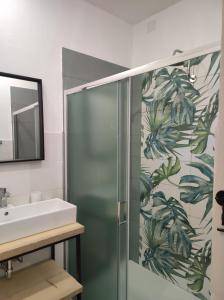 uma casa de banho com um chuveiro e um lavatório. em Al Settimo porta marina em Siracusa