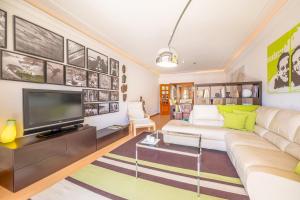 Posezení v ubytování GuestReady - Spacious residence in Oeiras