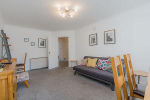 een woonkamer met een bank en een tafel bij GuestReady - Restful stay near Edinburgh Castle in Edinburgh