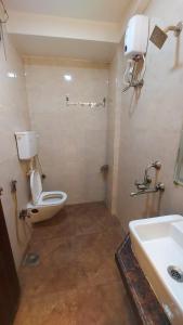 Koupelna v ubytování HOTEL RIGGA INN KOKILABEN DHIRUBHAI AMBANI Hospital