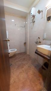 Koupelna v ubytování HOTEL RIGGA INN KOKILABEN DHIRUBHAI AMBANI Hospital