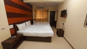 Postel nebo postele na pokoji v ubytování HOTEL RIGGA INN KOKILABEN DHIRUBHAI AMBANI Hospital