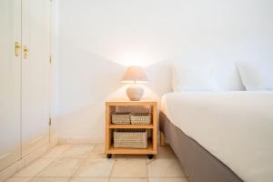 En eller flere senge i et værelse på GuestReady - Relaxation near Carcavelos Beach