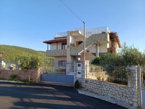 O vedere generală la munți sau o vedere la munte luată de la acest apartament