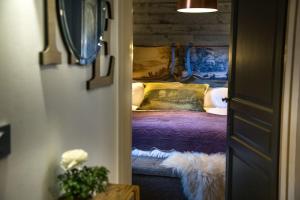 a bedroom with a purple bed in a room at Stylish place-Amazing Views-3 main lifts, Apt design- vue splendide-3 Telecabines in Samoëns