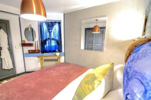 a bedroom with a bed and a window at Stylish place-Amazing Views-3 main lifts, Apt design- vue splendide-3 Telecabines in Samoëns