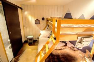 a bedroom with two bunk beds in a room at Stylish place-Amazing Views-3 main lifts, Apt design- vue splendide-3 Telecabines in Samoëns