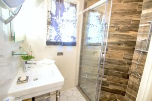 a bathroom with a sink and a shower at Stylish place-Amazing Views-3 main lifts, Apt design- vue splendide-3 Telecabines in Samoëns