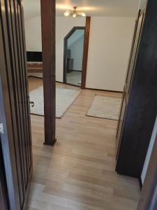 um corredor com uma porta e um espelho em Pension Casa Contelui em Rîşnov