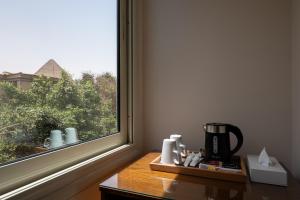 Příslušenství pro přípravu čaje a kávy v ubytování Dream Inn Pyramids View
