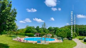 Bazén v ubytování Camping Familial paisible avec piscine, mobil home , chalet, Studio & emplacement nue nebo v jeho okolí
