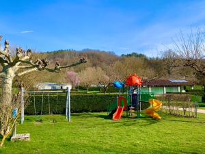 Herní místnost nebo prostor pro děti v ubytování Camping Familial paisible avec piscine, mobil home , chalet, Studio & emplacement nue
