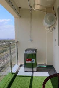 une pièce avec une poubelle sur un balcon dans l'établissement Favorite staycation, à Nairobi