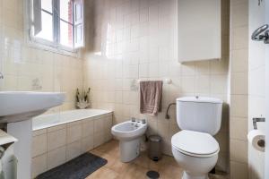 レオンにあるBaruHaus Conde Lunaのトイレと洗面台を備えた白いバスルーム