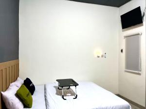Postel nebo postele na pokoji v ubytování Urbanview De Path House Syariah Boyolali