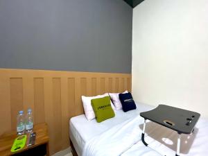 Postel nebo postele na pokoji v ubytování Urbanview De Path House Syariah Boyolali