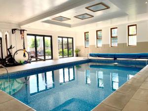 una gran piscina en un edificio en The Corner House en Rochester