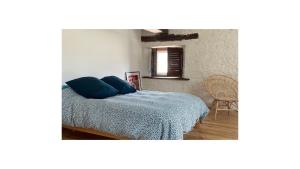 Rúm í herbergi á Chambre triple deluxe - Gîte de la Louve
