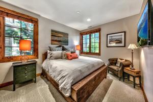 Katil atau katil-katil dalam bilik di Sierra Shores Two - Lakefront Luxury +34 gambar