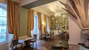 米爾普瓦的住宿－Chambres d'hôtes Relais Mira Peis，客厅配有桌椅