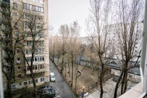 desde una ventana de una calle con edificios en Urban Nest by the Station, en Bucarest