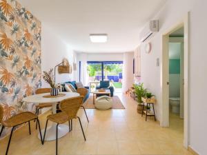 un salon avec une table et des chaises dans l'établissement Meloneras Ocean Escape by CanaryScape, à San Bartolomé