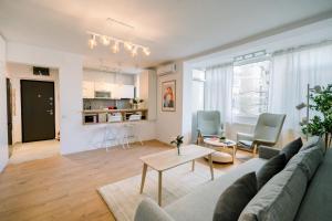 una sala de estar con un sofá y una mesa en Urban Nest by the Station, en Bucarest