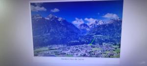 una imagen de una ciudad en un valle con montañas en Haus der Sonne en Kötschach
