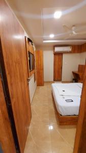 Postel nebo postele na pokoji v ubytování HOTEL RIGGA INN KOKILABEN DHIRUBHAI AMBANI Hospital