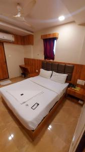 Postel nebo postele na pokoji v ubytování HOTEL RIGGA INN KOKILABEN DHIRUBHAI AMBANI Hospital