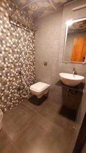Koupelna v ubytování HOTEL RIGGA INN KOKILABEN DHIRUBHAI AMBANI Hospital
