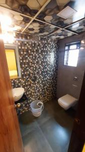 Koupelna v ubytování HOTEL RIGGA INN KOKILABEN DHIRUBHAI AMBANI Hospital