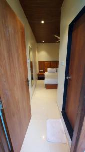 Postel nebo postele na pokoji v ubytování HOTEL RIGGA INN KOKILABEN DHIRUBHAI AMBANI Hospital