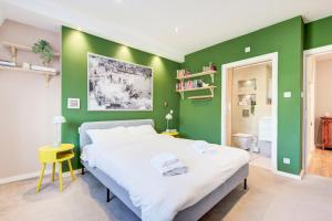 מיטה או מיטות בחדר ב-GuestReady - Chic retreat in Kingston upon Thames