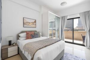 杜拜的住宿－GuestReady - Refúgio sereno na Marina do Dubai，白色的卧室设有床和大窗户