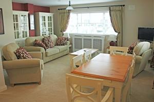 sala de estar con sofá y mesa en Moyvalley Hotel & Golf Resort en Moyvally