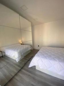 - une chambre avec 2 lits blancs dans l'établissement Mercado central a, à Alicante