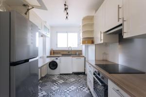 uma cozinha com um lavatório e uma máquina de lavar roupa em GuestReady - Calm and Charm near Bois de Boulogne em Saint-Cloud