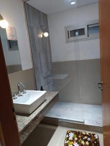uma casa de banho com um lavatório e um chuveiro em Lujan Homes em Luján