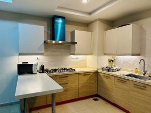 Køkken eller tekøkken på Charming appartment in bahria hieghts + 7 billeder