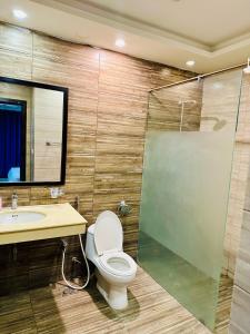 Et badeværelse på Charming appartment in bahria hieghts