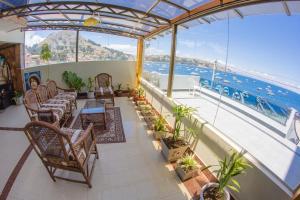 einen Balkon eines Kreuzfahrtschiffes mit Stühlen und Pflanzen in der Unterkunft Hotel Lago Azul in Copacabana