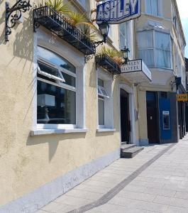 un edificio con un letrero al lado de una calle en Ashley Hotel, en Cork