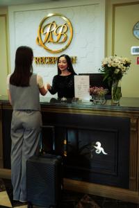 uma mulher parada num bar num salão em Royal BV em Ustʼ-Kamenogorsk