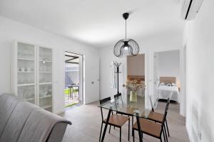 una sala de estar con una mesa y un sofá en Joal Piscina Privada, en Chiclana de la Frontera