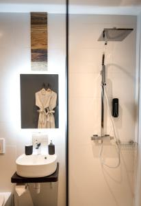 een badkamer met een wastafel en een douche bij Nant Morzine in Morzine